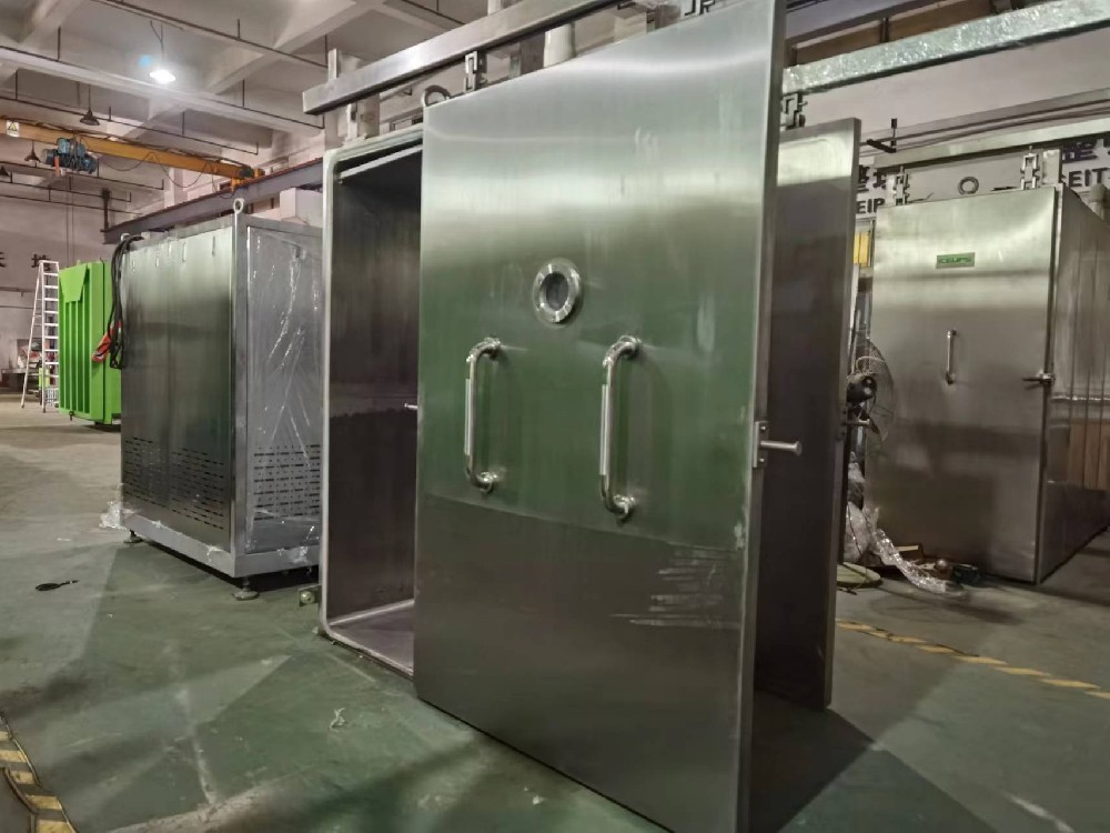 Shenzhen Esio cooked food vacuum cooler production workshop, a large number of cooked food fast coolers in the production of casting, a busy scene.