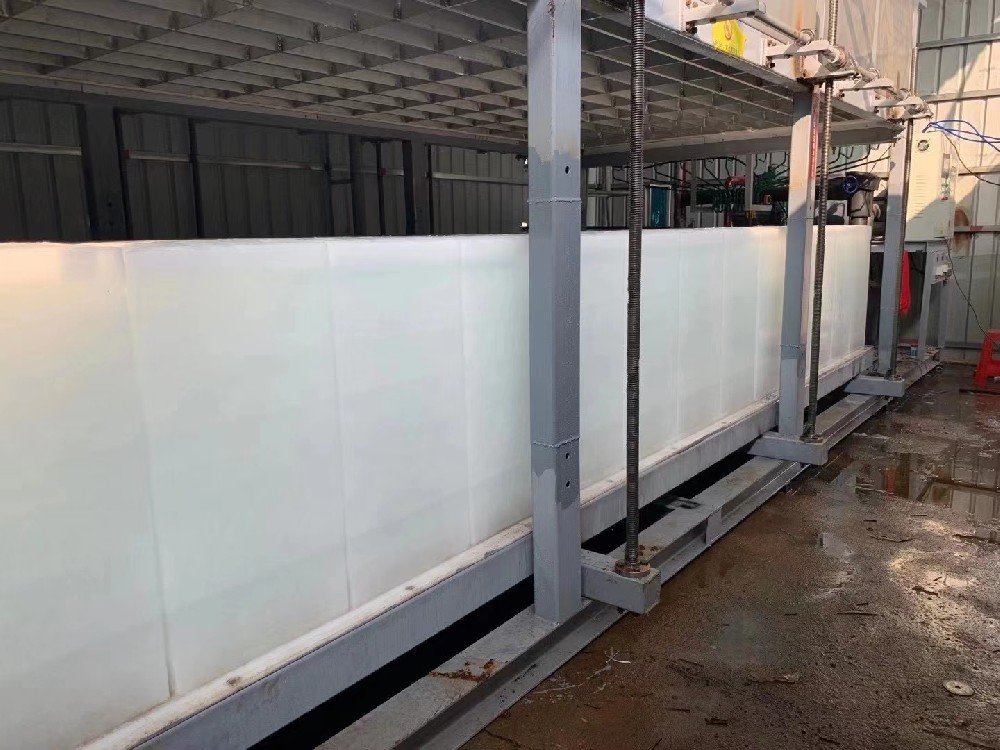 China Railway 15 Bureau Yunnan Belt and Road concrete cooling project, daily output of 10 tons of ice brick machine plus ice pushing system, high efficiency and fast speed.